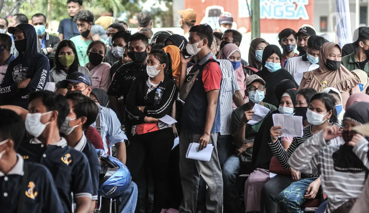 Antrean warga mengular saat mengikuti vaksinasi Covid-19 di Pelabuhan Sunda Kelapa, Jakarta, Kamis (10/6/2021). Vaksinasi diharapkan dapat memberikan perlindungan terhadap warga serta mencegah penyebaran virus di kawasan pesisir. (merdeka.com/Iqbal S. Nugroho)