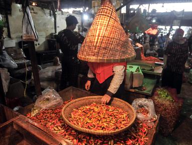 Pedagang merapikan cabai rawit yang dijual di Pasar Induk Kramat Jati, Jakarta Timur, Kamis (2/6/2022). Dalam tiga hari terakhir, pedagang di Pasar Induk Kramat Jati mengungkapkan harga cabai mengalami kenaikan dengan selisih Rp 5.000 - Rp 10.000 per kilogram. (merdeka.com/Iqbal S Nugroho)