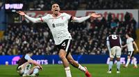 Pemain Liverpool, Trent Alexander Arnold merayakan gol penyeimbang 2-2 ke gawang Aston Villa dalam laga lanjutan Liga Inggris 2024/2025 di Villa Park, Brimingham, Inggris, Rabu (19/02/2025) waktu setempat. (AFP/Paul Ellis)