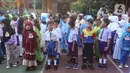 Siswa-siswi baru yang masuk kelas satu terlihat mencolok karena mengenakan baju seragam berbeda. (merdeka.com/Arie Basuki)