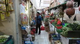 Warga mencari kebutuhan pokok di PD Pasar Jaya Gondangdia, Jakarta, Jumat (19/1). Kementerian Perdagangan mengejar target program revitalisasi 5.000 pasar yang diperkirakan rampung pada 2019. (Liputan6.com/Angga Yuniar)