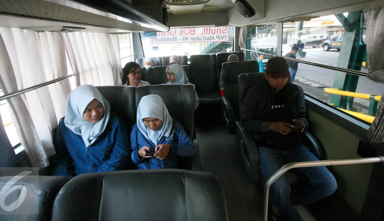 Suasana di dalam bus shelter yang melintasi Jl. Malioboro, Yogyakarta, Selasa (5/4). Bus digunakan untuk mengangkut pejalan kaki yang memarkir kendaraan di Taman Parkir Abu Bakar Ali.  (Liputan6.com/Boy Harjanto)