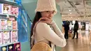 <p>Jennie mengenakan outfit cantik dengan atasan bermerk Calvin Klein warna broken white. Dia memadukan penampilannya dengan topi berwarna senada.</p>