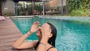 Sumringahnya Susan Sameh saat renang ini sukses bikin netizen ikut bahagia. Terlihat jelas bahwa Susan Sameh selalu tersenyum lebar saat menikmati momen santainya. Berenang bisa menjadi opsi Susan untuk melepas penat dari padatnya jadwal sebagai aktris. (Liputan6.com/IG/@susansameeh)
