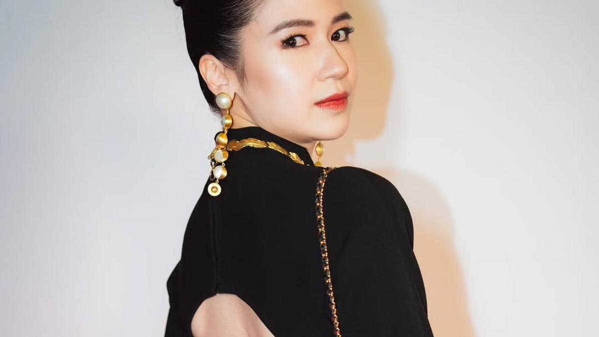 5 Potret Tampilan Anggun Laura Basuki dengan Cut Out Backless Dress Bersiluet Kebaya di FFI 2024