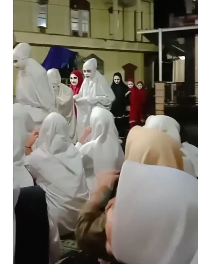 Usai Viral Mukena Motif Macan, Kini Anak Pondok Kompak Pakai Mukena Makeup Hantu