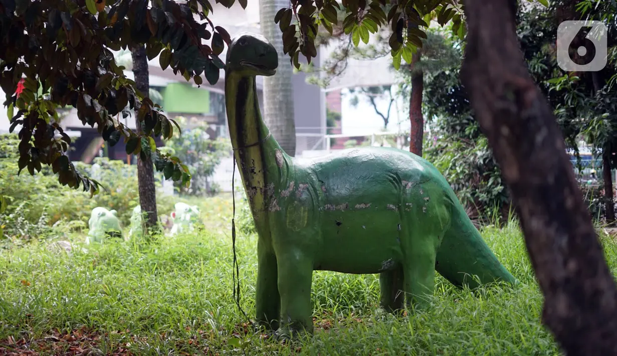 Kondisi patung dinosaurus di Taman Martha Tiahahu yang terbengkalai di kawasan Blok M, Jakarta Selatan, Selasa (17/11/2020). Taman yang berdiri sejak 1948 tersebut kini kondisinya terbengkalai, dengan sampah dan rumput liar yang tumbuh hampir di seluruh sudut taman. (Liputan6.com/Immanuel Antonius)