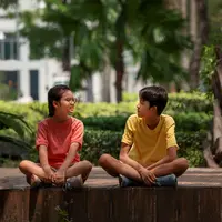 Memasuki lingkungan baru, seperti sekolah, tempat kursus, atau bahkan saat bertemu orang yang belum dikenal, sering kali menjadi tantangan tersendiri bagi anak. Tidak sedikit anak yang merasa cemas, malu, bahkan memilih untuk menyendiri karena belum merasa nyaman dengan situasi di sekitarnya. (foto/dok: freepik)