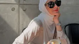 Dalam keterangannya, Paula menulis kalimat "Bismillahirrahmanirrahim" menggunakan bahasa Arab. (Foto: Instagram/ paula_verhoeven)