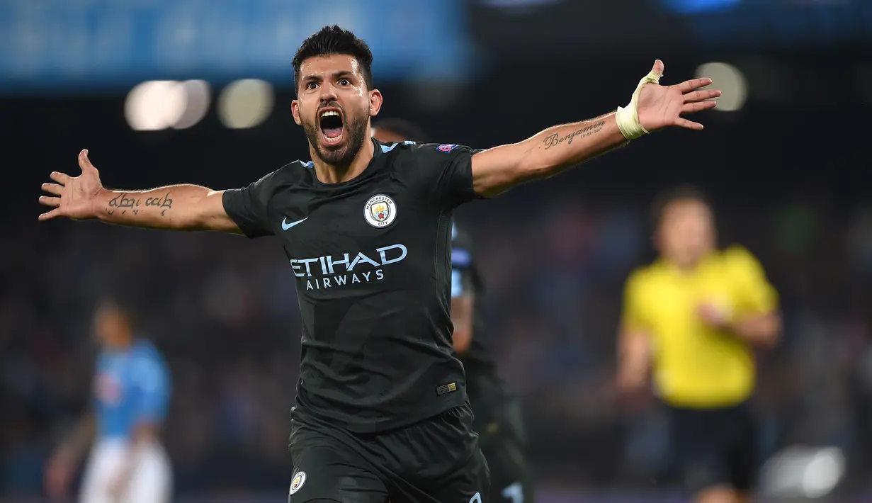 Pemain Manchester City, Sergio Aguero saat merayakan gol ke gawang Napoli pada laga Liga Champions grup F di San Paolo stadium, Naples, (1/11/2017). City menang 4-2. (AFP/Filippo Monteforte)