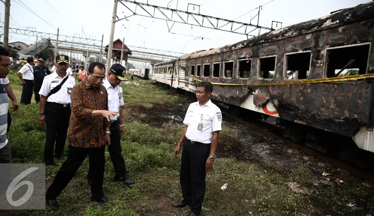 Menteri Perhubungan Budi Karya meninjau lokasi terbakarnya dua gerbong kereta Kerta Jaya kelas Ekonomi di dekat Stasiun Tanjung Priok, Jakarta, Kamis (25/8). (Liputan6.com/Faizal Fanani)