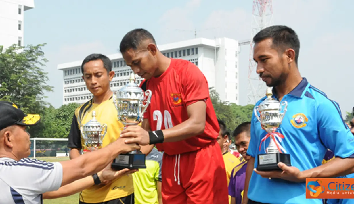 Citizen6, Jakarta: Tim Sepak Bola Kormar berhasil memperebutkan gelar juara satu setelah mengalahkan Tim Sepak Bola Mabesal pada pertandingan Final Sepak Bola Porwilbar di Stadion Trisila Mabesal, Cilangkap, Kamis(14/6). (Pengirim: Komardispen).