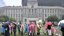 Anggota marching band menunggu di tengah hujan sebelum parade militer untuk merayakan Hari Angkatan Bersenjata ke-75 di Seoul pada tanggal 26 September 2023. (Anthony WALLACE/AFP)