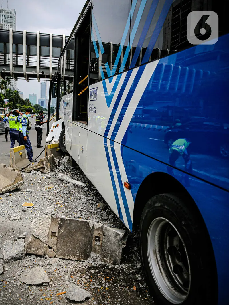 FOTO: Bus Transjakarta Tabrak Separator Busway di Bundaran Senayan
