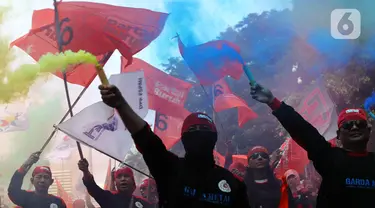 Ratusan buruh saat mengikuti aksi unjuk rasa di kawasan Patung Kuda, Jakarta, Kamis (6/6/2024). (Liputan6.com/Angga Yuniar)