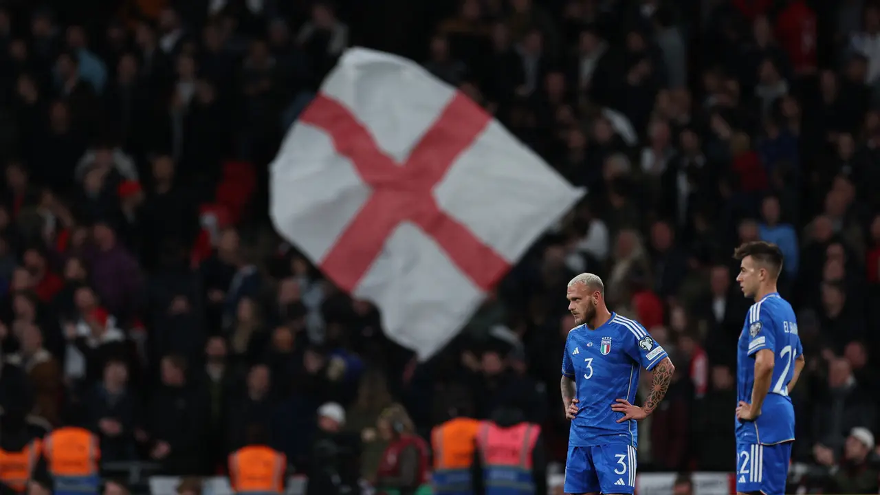 Foto: Ketika Lord Maguire Kunci Pergerakan Domenico Berardi saat Timnas Inggris Kalahkan Italia