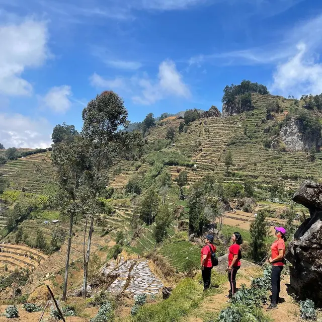 7 Potret Seru Ira Wibowo Liburan ke Wonosobo, Nikmati Suasana Alam Dieng