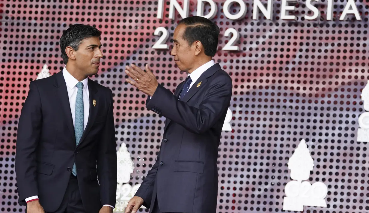 Presiden Indonesia, Joko Widodo atau Jokowi menyambut Perdana Menteri Inggris Rishi Sunak saat tiba pada hari pertama Konferensi Tingkat Tinggi (KTT) G20 di Nusa Dua, Bali, Selasa (15/11/2022) pagi. Jokowi menyampaikan ucapan selamat datang di lobi depan venue utama KTT G20. (Kevin Lamarque/Pool via AP)