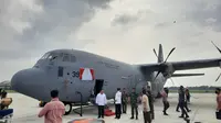 Presiden Jokowi menyaksikan acara penyerahan pesawat Super Hercules A-1339 di Lanud Halim Perdanakusuma Jakarta, Rabu (8/3/2023).