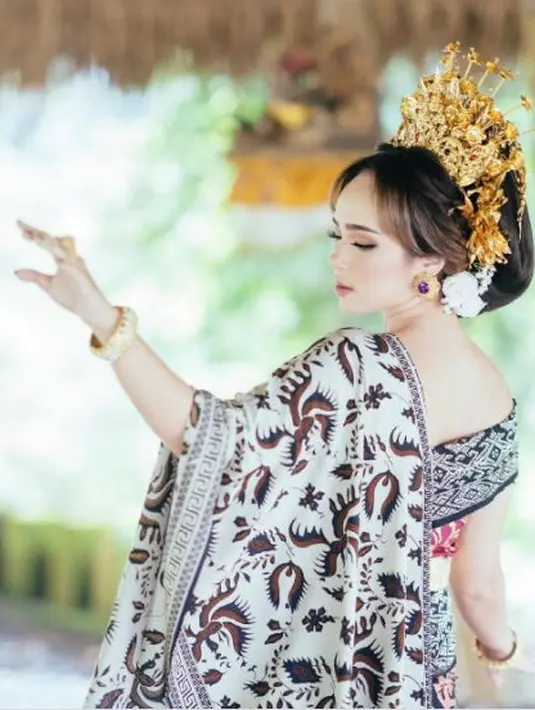 Siapa yang bisa menolak kecantikan Pamela Bowie kala mengenakan busana khas Bali ini? Ya, dengannya Pamela terlihat begitu menawan. (Instagram/pammybowie)