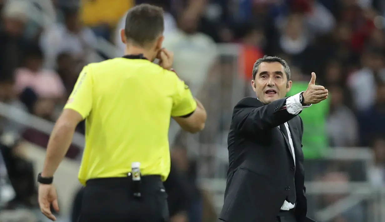 Pelatih Barcelona Ernesto Valverde berteriak (kanan) saat Barcelona menghadapi Atletico Madrid pada semifinal Piala Super Spanyol di King Abdullah Stadium, Jeddah, Arab Saudi, Jumat (10/1/2020). Valverde membawa Barcelona mencatat 97 kemenangan, 32 imbang, dan 16 kekalahan. (AP Photo/Hassan Ammar)