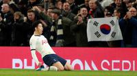Pemain Tottenham Hotspur Son Heung-min melakukan selebrasi usai mencetak gol ke gawang Manchester City pada pertandingan Liga Inggris di  Stadion Tottenham Hotspur, London, Inggris, Minggu (2/2/2020). Tottenham Hotspur mengalahkan Manchester City 2-0. (AP Photo/Ian Walton)
