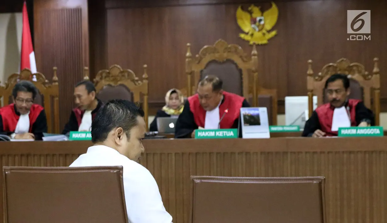 Eka Kamaludin saat menjalani sidang dakwaan di Pengadilan Tipikor, Jakarta, Kamis (20/9). Sidang beragendakan pembacaan dakwaan dari Jaksa Penuntut Umum KPK. (Liputan6.com/Helmi Fithriansyah)