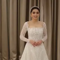 Rambutnya disanggul updo tanpa poni. Serta dihias dengan tiara warna silver. Membuat Angel Karamoy tampil bak putri. [@realangelkaramoy]