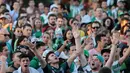 Fans Chapecoense berkumpul di jalan-jalan untuk memberikan penghormatan kepada pemain mereka di Chapeco, Brasil, Selasa (29/11). Chapecoense berdiri pada 10 Mei 1973 dan berbasis di Chapeco, kota kecil berpopulasi  209.553 jiwa. (REUTERS / Paulo Whitaker)