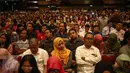 Sejumlah peserta menyimak  arahan saat Sosialisasi Amnesti Pajak (Tax Amnesty) di Jakarta, Senin (1/8). Jokowi menyampaikan kepada para perserta bahwa ada saluran khusus (hotline) bagi mereka yang ingin menyampaikan aduan. (Liputan6.com/Faizal Fanani)