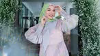 Meski belum selalu berhijab, namun dalam beberapa acara ia terlihat tampil dengan menutup aurat dalam balutan hijab. Seperti saat di acara akikah anak keduanya, ia tampak menawan dengan setelan gamis dan hijab senada. (Liputan6.com/IG/@zaskia_gotix)