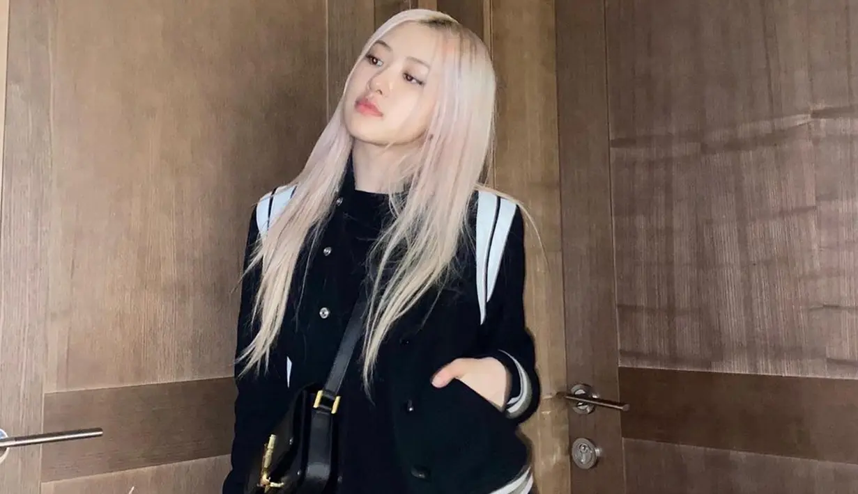 Gaya kasual wanita 25 tahun ini juga bisa dijadikan sebagai inspirasi. Menggunakan kaos hitam polos, Rose terlihat memadukannya dengan sebuah jaket hitam dengan detail putih pada bagian lengannya. (Liputan6.com/IG/@roses_are_rosie)