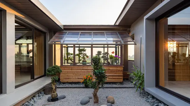 Desain Rumah Mungil Tapi Bisa Punya Mini Greenhouse di Samping