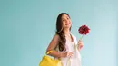 Penampilan flawless Jessica Mila saat pemotretan satu ini juga tak lepas dari perhatian netizen. Memadukan busana tanpa lengan serta blazer putih, hand bag kuning serta bunga ini juga bisa dijadikan inspirasi. (Liputan6.com/IG/@jscmila)