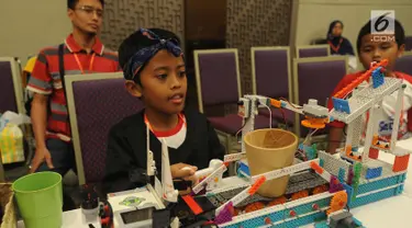 Murid SD mengoperasikan robot hasil kreatifitasnya berupa robot pembuat teh saat kegiatan Indonesian Youth Robot Competititon  di ICE, BSD, Tangerang Selatan (22/4). Kegiatan ini diikuti ribuan murid TK-SMA untuk keempat kalinya. (Merdeka.com/Arie Basuki)