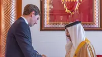 Jared Kushner memberikan kitab Taurat ke Raja Bahrain Hamad bin Isa bin Salman al-Khalifa. Kushner adalah penasihat sekaligus menantu Presiden AS Donald Trump. Dok: Avi Berkowitz @aviberkow45