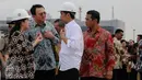 Presiden Jokowi (kedua kanan) berbincang bersama Gubernur DKI Jakarta Basuki Tjahaja Purnama (kedua kiri), Menko PMK Puan Maharani (kiri), Menteri Pertanian Amran Sulaiman di Pelabuhan Tanjung Priok, Jakarta, Jumat (11/12). (Liputan6.com/Faizal Fanani)