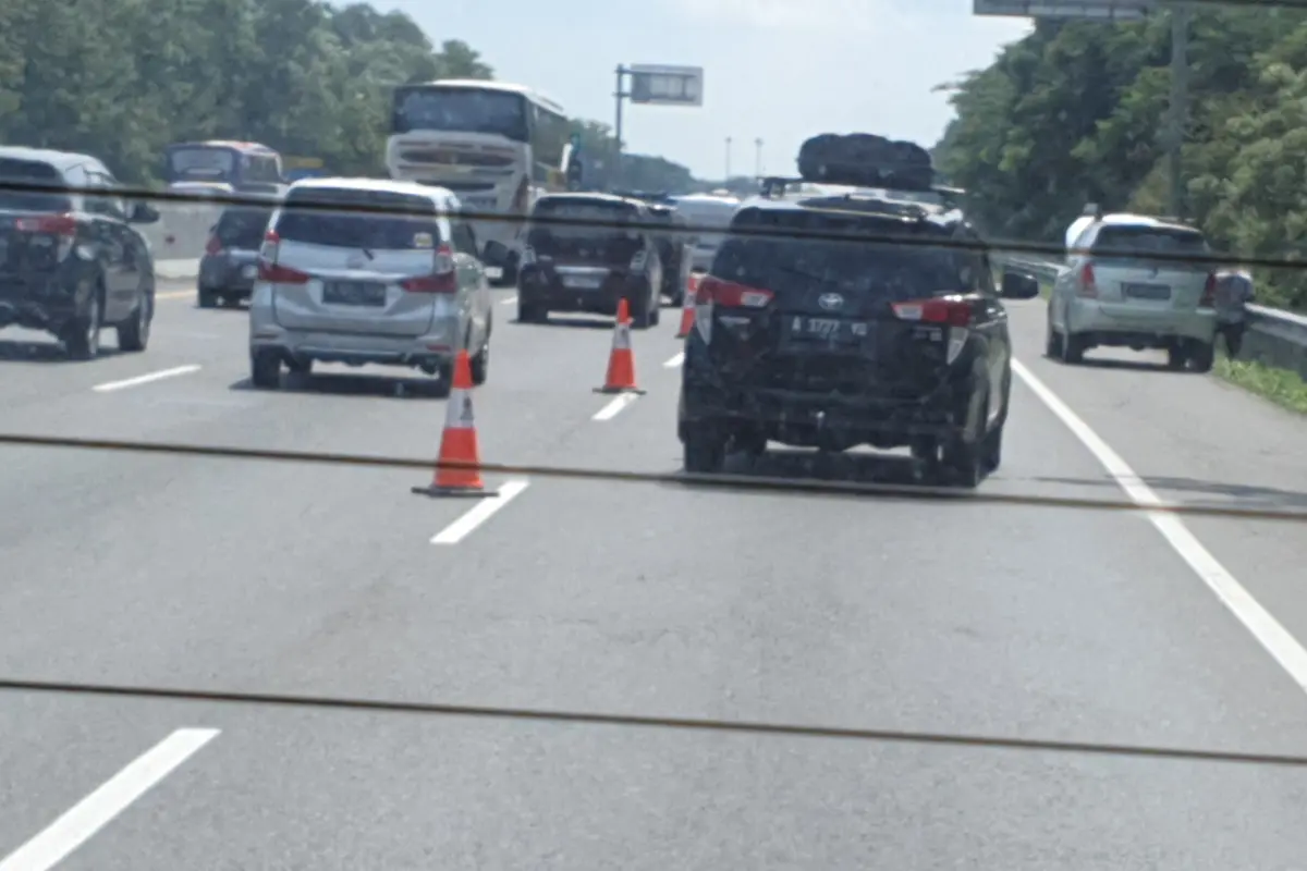 Situasi arus balik lebaran di jalan Tol Jakarta-Cikampek (Japek) atau selepas Exit Tol Cikampek Utama mengarah ke Jakarta di KM 70 sampai KM 65.