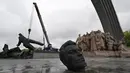 <p>Sebuah monumen era Soviet untuk persahabatan antara Rusia dan Ukraina terlihat selama pembongkarannya, di tengah invasi Moskow di Kiev tengah, Ukraina, Selasa (26/4/2022). Patung perunggu setinggi 8 meter itu menggambarkan seorang pekerja Ukraina dan Rusia di atas alas, memegang tinggi-tinggi tatanan persahabatan Soviet. Genya SAVILOV / AFP)</p>