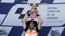 Pembalap Repsol Honda, Marc Marquez mengangkat trofi juara MotoGP Spanyol 2018 di Sirkuit Jerez, Minggu (6/5). Kemenangan ini jadi kedua beruntun bagi Marquez setelah dua pekan lalu juga jadi kampiun pada MotoGP AS. (AP Photo/Miguel Morenatti)