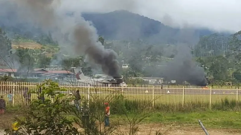 Pesawat dibakar perusuh di Mendi, Southern Higlands, Papua Nugini, sebagai bentuk kekecewaan atas sengketa pemilihan kepala daerah (sumber: Facebook /David dan Anna Wissink via ABC.net.au)