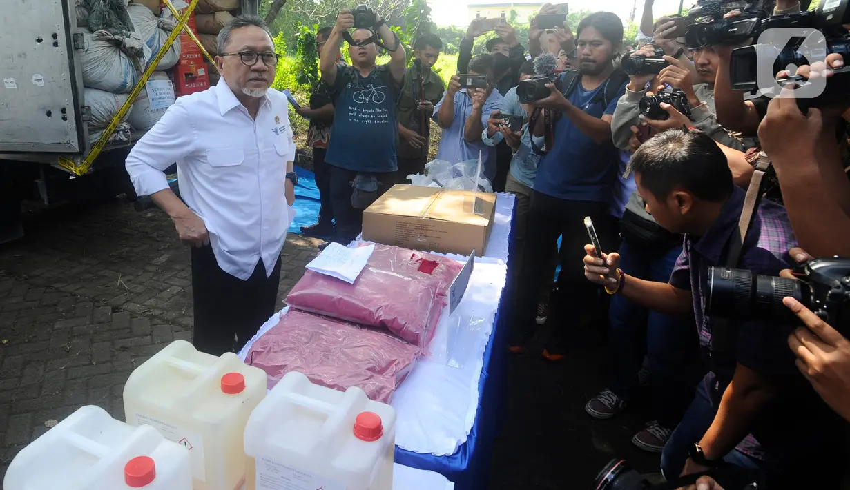 Menteri yang akrab disapa Zulhas ini mengungkapkan, potensi kerugian negara atas adanya produk impor post border ini lebih dari Rp 13,3 miliar. (merdeka.com/Arie Basuki)