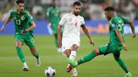 Penyerang Arab Saudi #23, Aiman ​​Yahya, berebut bola dengan gelandang Bahrain #04, Sayed Dhiya Saeed, selama pertandingan kualifikasi Piala Dunia FIFA 2026 Grup C AFC antara Arab Saudi dan Bahrain di Stadion Pangeran Abdullah Al-Faisal di Jeddah pada tanggal 15 Oktober 2024. (AFP)
