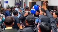 Bupati Klaten Hamenang Wajar Ismoyo dibawa KPK ke Jakarta setelah menjalani pemeriksaan intensif selama sekitar 15 jam di Mapolresta Klaten, Kamis, 15 Oktober 2026. (Liputan6.com/Arief Pramono)