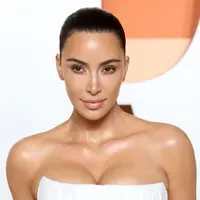 Dikenal sebagai ikon fashion dengan riasan glamor dan penuh kontur tegas, kali ini Kim memilih tampilan no makeup makeup look yang lebih sederhana namun tetap elegan. [@dashviralll].