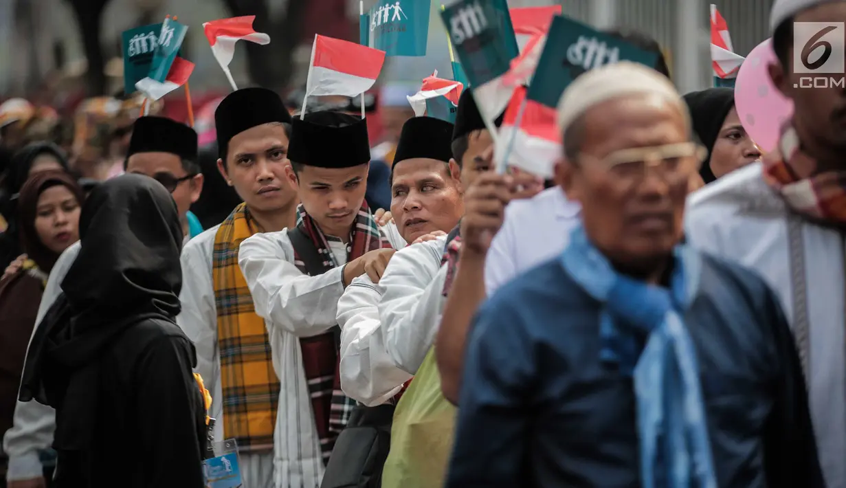 Penyandang disabilitas netra mengikuti pawai budaya di kawasan MH Thamrin, Jakarta, Selasa (27/8/2019). Kegiatan bertema “Menuju Disabilitas Merdeka” tersebut menuntut pemerintah Indonesia untuk tidak melakukan diskriminasi terhadap mereka. (Liputan6.com/Faizal Fanani)