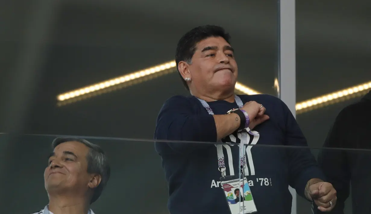 Ekspresi Diego Maradona menyapa fans saat mendukung Argentina melawan Islandia pada laga grup D Piala Dunia 2018 di Spartak Stadium, Moskow (16/6/2018). Argentina hanya bermain imbang 1-1. (AP/Ricardo Mazalan)