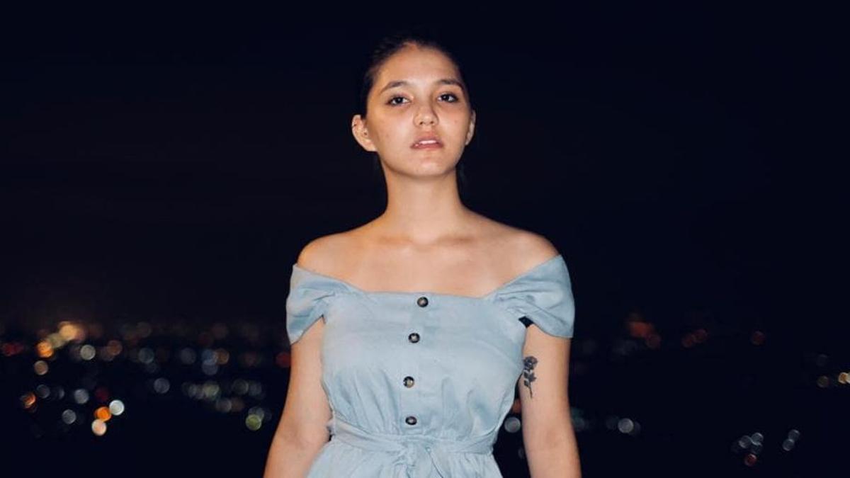 7 Potret Juliette Angela, Istri Sexy Goath yang Tetap Glowing Meski Tanpa Makeup
