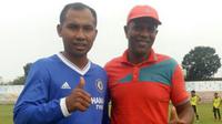 Mantan duo stoper Arema, Aris Budi Prasetiya dan Claudio de Jesus, bertemu lagi di lapangan hijau sebagai pelatih. (Bola.com/Robby Firly)