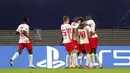 Para pemain RB Leipzig merayakan gol yang dicetak oleh Christopher Nkunku ke gawang Paris Saint Germain pada laga Liga Champions di RB Arena, Kamis (5/11/2020). RB Leipzig menang dengan skor 2-1. (AP/Michael Sohn)